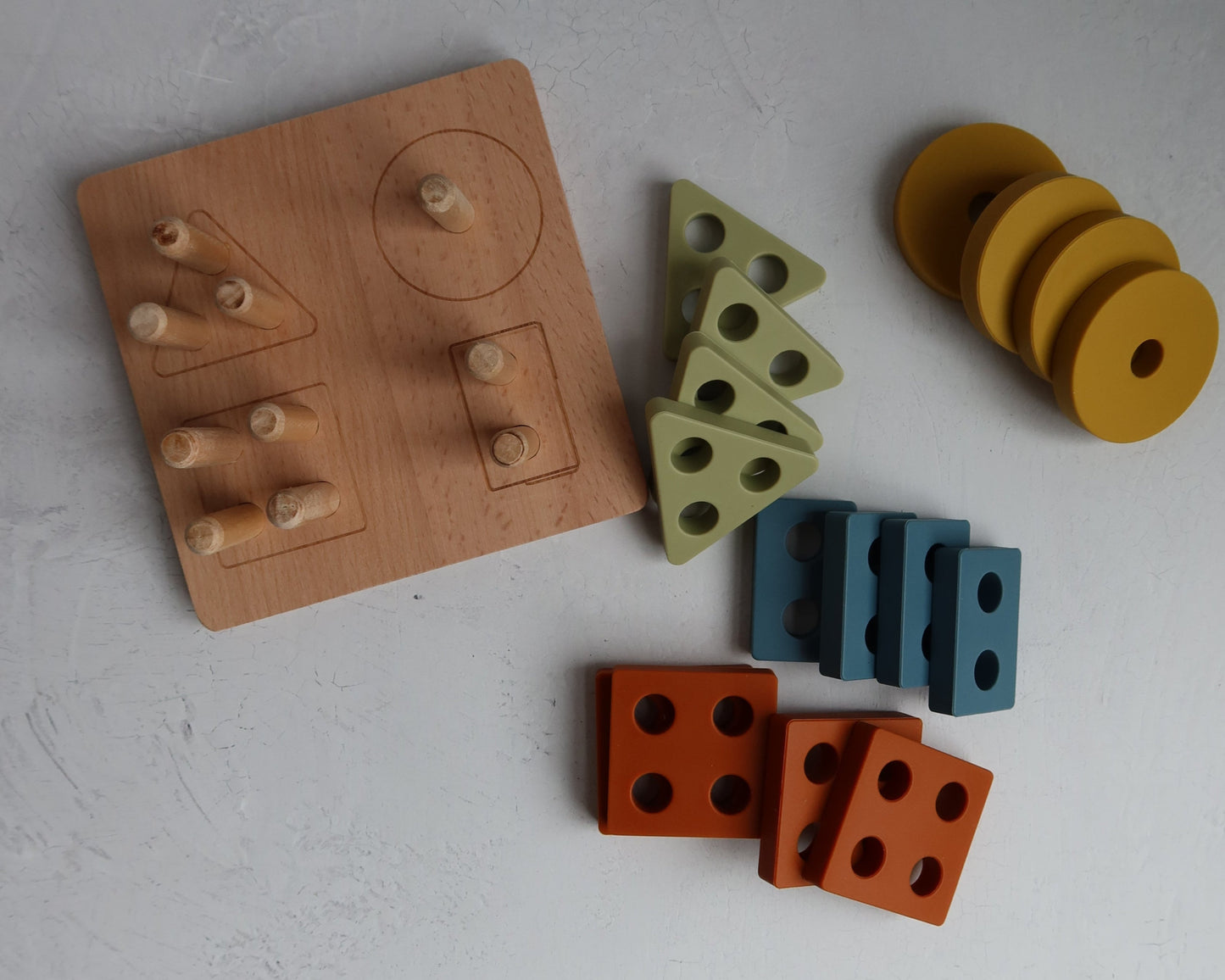 Montessori wooden shape puzzle for toddlers with silicone pieces – educational learning toy for fine motor skills, color sorting, and independent play